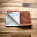 Grandes Suenos βαμβακερή πλεκτή κουβέρτα Cinnamon - White fleece 75x100cm