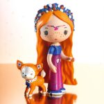 Djeco κουκλόσπιτο Tinyly σε βαλιτσάκι 'Τροχόσπιτο' (Περιλαμβάνονται οι φιγούρες Bluchka & Indie) - Image 3