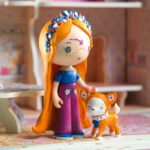 Djeco κουκλόσπιτο Tinyly σε βαλιτσάκι 'Τροχόσπιτο' (Περιλαμβάνονται οι φιγούρες Bluchka & Indie) - Image 2